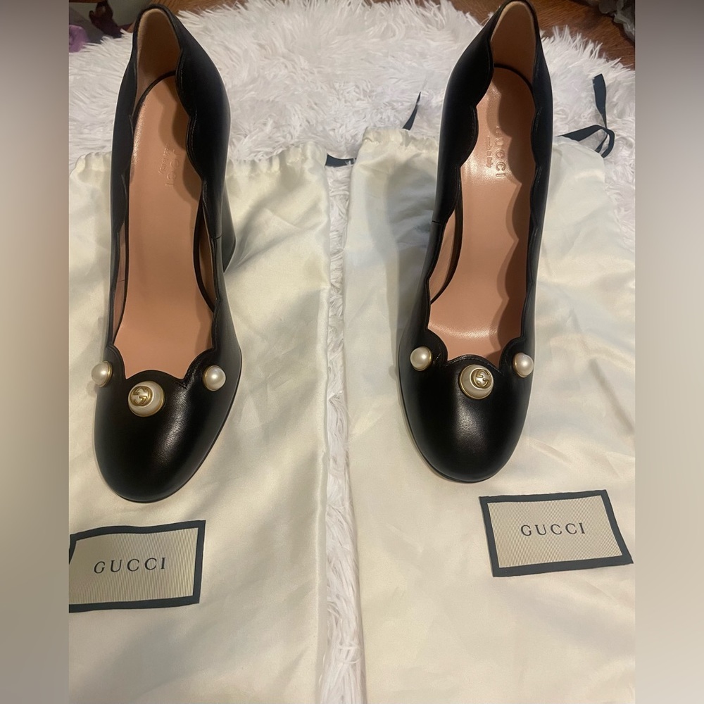 NWOT Gucci Black Scalloped Leather Willow Pearl Embellished Block heel Pumps